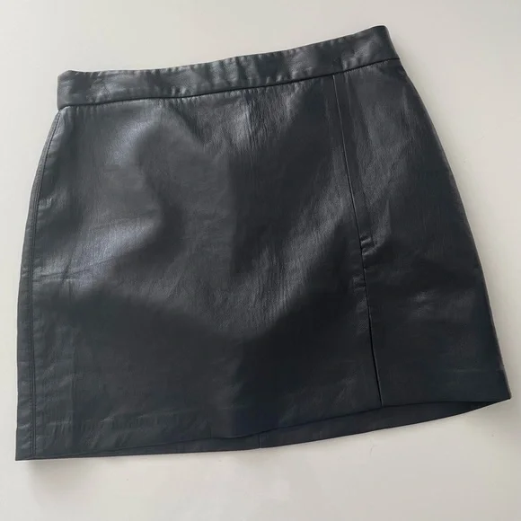 SOLD.  Aritzia Wilfred Patio Mini Skirt Vegan Leather Size 8 Black - Picture 4 of 9